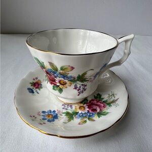 Royal Windsor Fine Bone China Cup & Saucer Set Red Roses Flowers